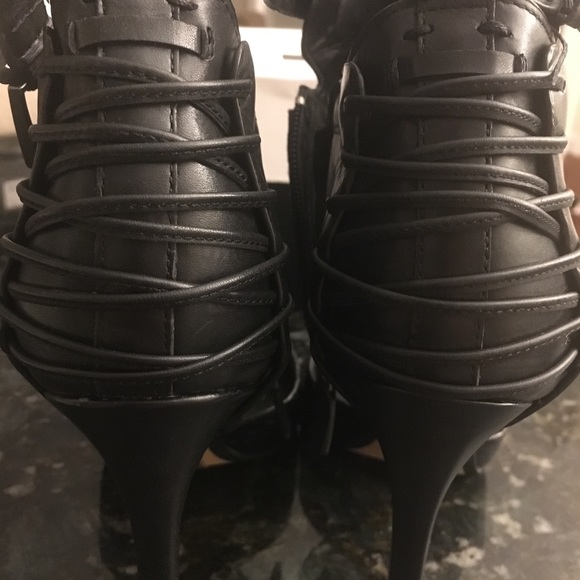 Size 9 heels - Picture 3 of 7